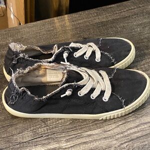 Madden Girl Distressed Black Sneakers with Cream Accents Size 7.5